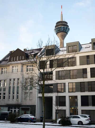 Praxis Neusser Straße mit Rheinturm im Hintergrund