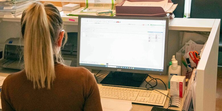 Empfang Praxis - Frau am PC